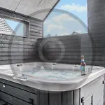 Dom wakacyjny 4 Bedroom Lovely In *